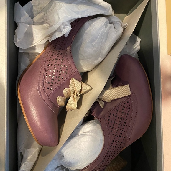 Hinge ( designed in seattle) berry bootie size 7 M - Picture 3 of 6